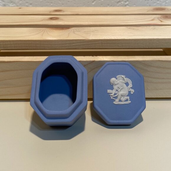 Wedgwood Blue Jasperware Small Octagonal Pill Box with White Motif - Cupid - Picture 4 of 8
